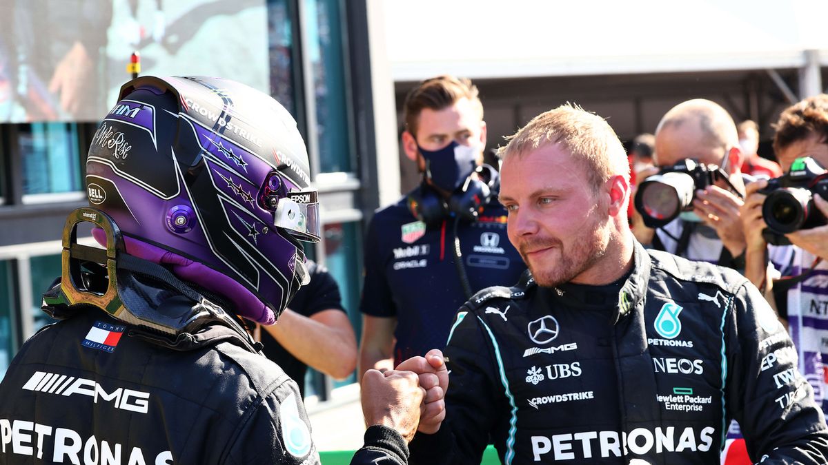 Zdjęcie okładkowe artykułu: Materiały prasowe / Mercedes / Na zdjęciu: Lewis Hamilton (po lewej) i Valtteri Bottas