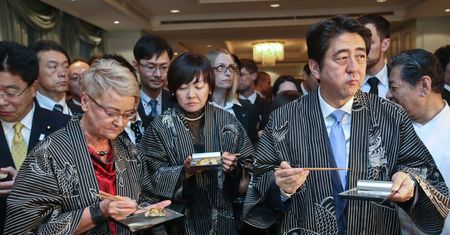 Shinzo Abe w Polsce czeka na szczyt Grupy Wyszechradzkiej