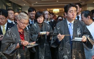 Shinzo Abe w Polsce czeka na szczyt Grupy Wyszechradzkiej