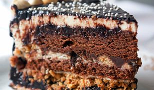 Tort czekoladowy z prażonymi orzechami laskowymi