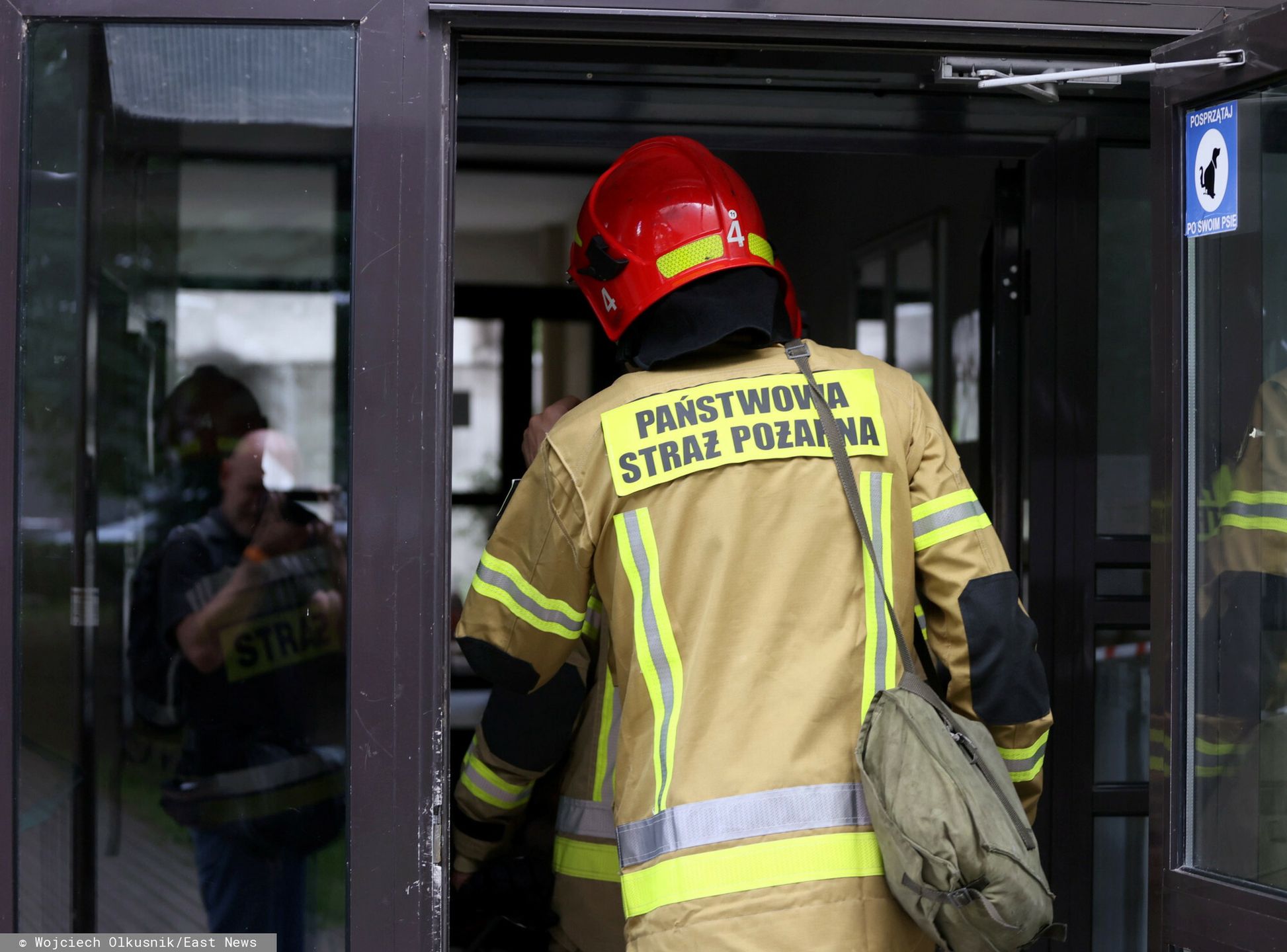 Zerwana winda remontowa na bloku w Warszawie
Fot. Wojciech Olkusnik/East News Warszawa, 06.07. 2022. Wypadek podczas remontowych na elewacji bloku przy ul. Solidarnosci. Zerwala sie zewnetrzna winda, w ktorej przebywalo dwoch robotnikow. Obaj mezczyzni zostali ranni.
Wojciech Olkusnik