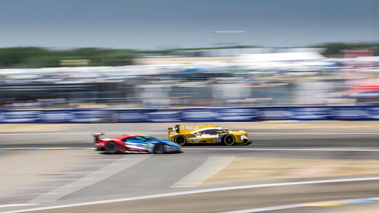 Ford GT na wewnętrznej w starciu z Dallarą zespołu Racing Team Nederland.