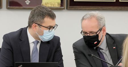 Szczepionka na COVID-19. Rząd zmienia zdanie, nowa hierarchia w grupie "1"