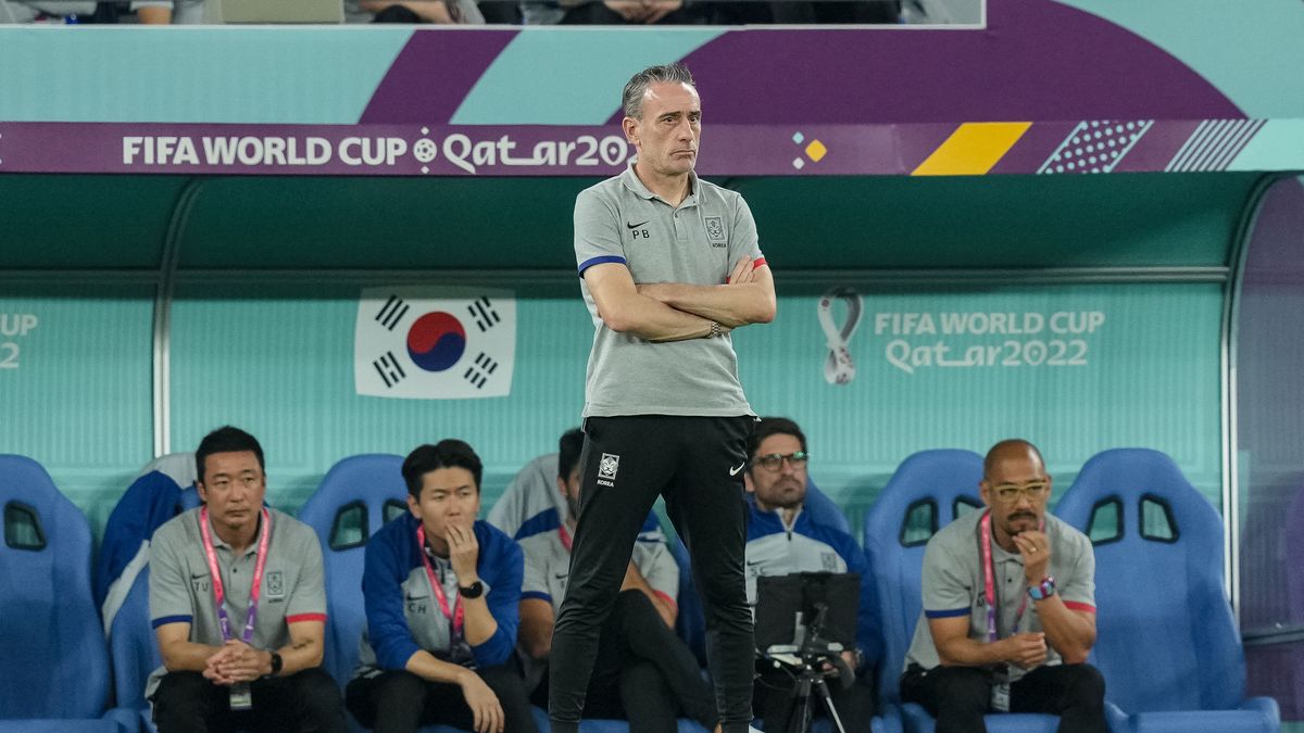 DOHA, QATAR - DECEMBER 05: head coach Paulo Bento of South Korea looks on during the FIFA World Cup Qatar 2022 Round of 16 match between Brazil and South Korea at Stadium 974 on December 5, 2022 in Doha, Qatar. (Photo by Mohammad Karamali/DeFodi Images via Getty Images)
