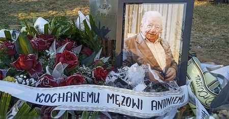 Wzruszający widok. Grób Gucwińskiego tonie w oszronionych kwiatach