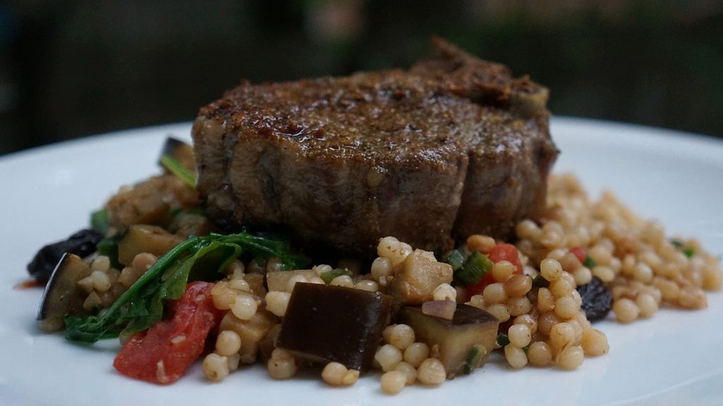 Szybko smażony kotlet z combra z jagnięciny nowozelandzkiej (samo mięso)