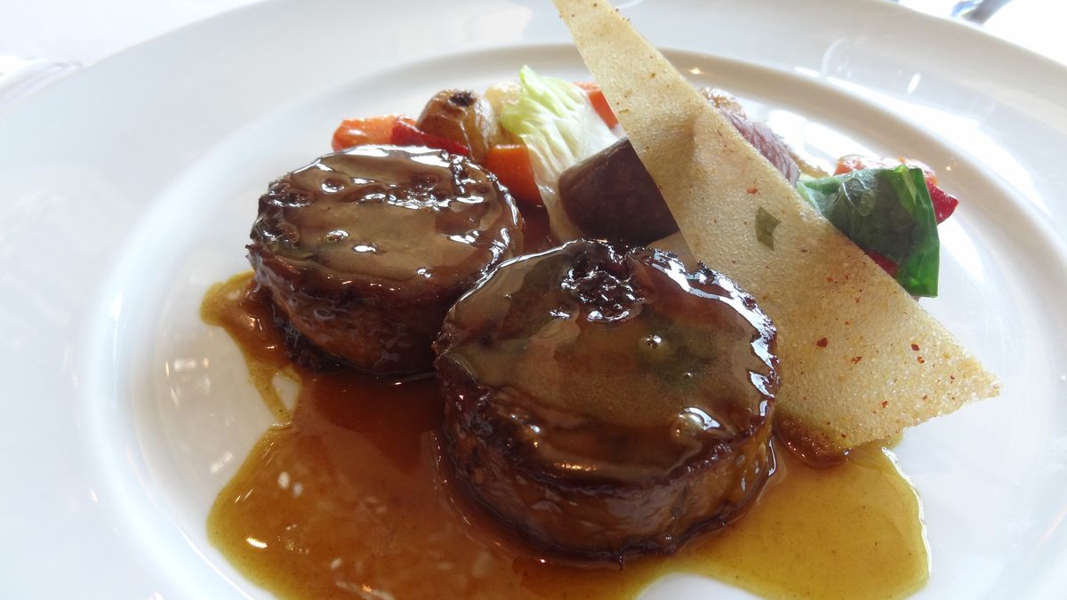 Wolno pieczone kawałki mięsa z łopatki z jagnięciny nowozelandzkiej (samo mięso)