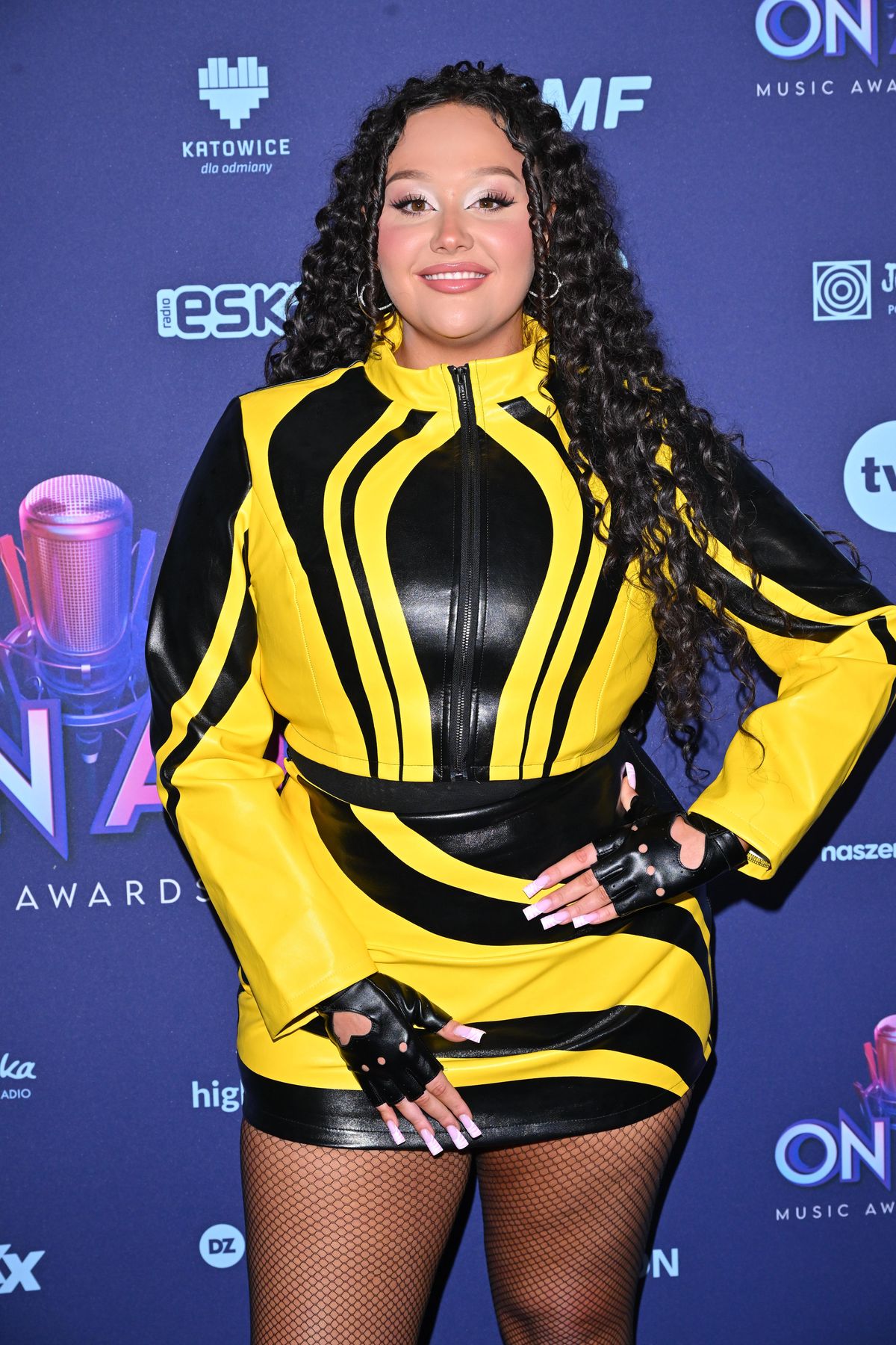 Gwiazdy na gali On Air Music Awards: Roxie Węgiel z głębokim dekoltem, pszczółka Oliwka Brazil, Maryla Rodowicz w dresiku (ZDJĘCIA)