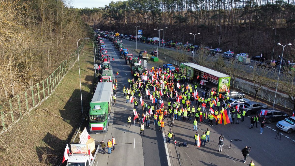 Świecko, 25.02.2024. Protest rolników � blokada dojazdu do terminalu odpraw celnych na polsko-niemieckiej granicy w Świecku, 25 bm. Powodem protestów rolników w całej Polsce jest m.in. niedawna decyzja Komisji Europejskiej o przedłużeniu bezcłowego handlu z Ukrainą do 2025 roku, a także sprzeciw wobec prowadzonej przez Unię Europejską polityce Zielonego Ładu. (ad) PAP/Lech Muszyński