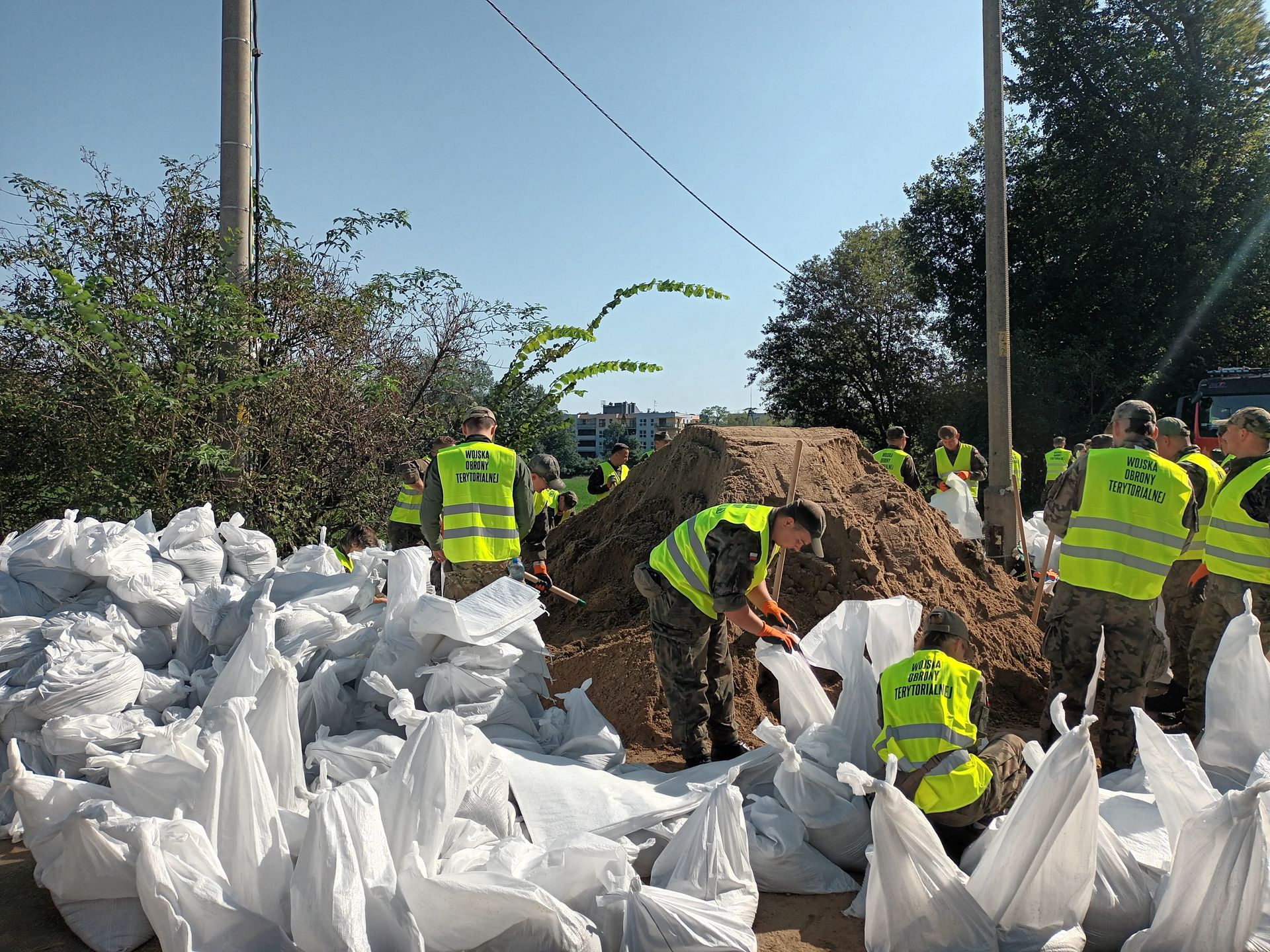 Żołnierze budowali wał na Marszowicach. W tle blok ze Stabłowic
