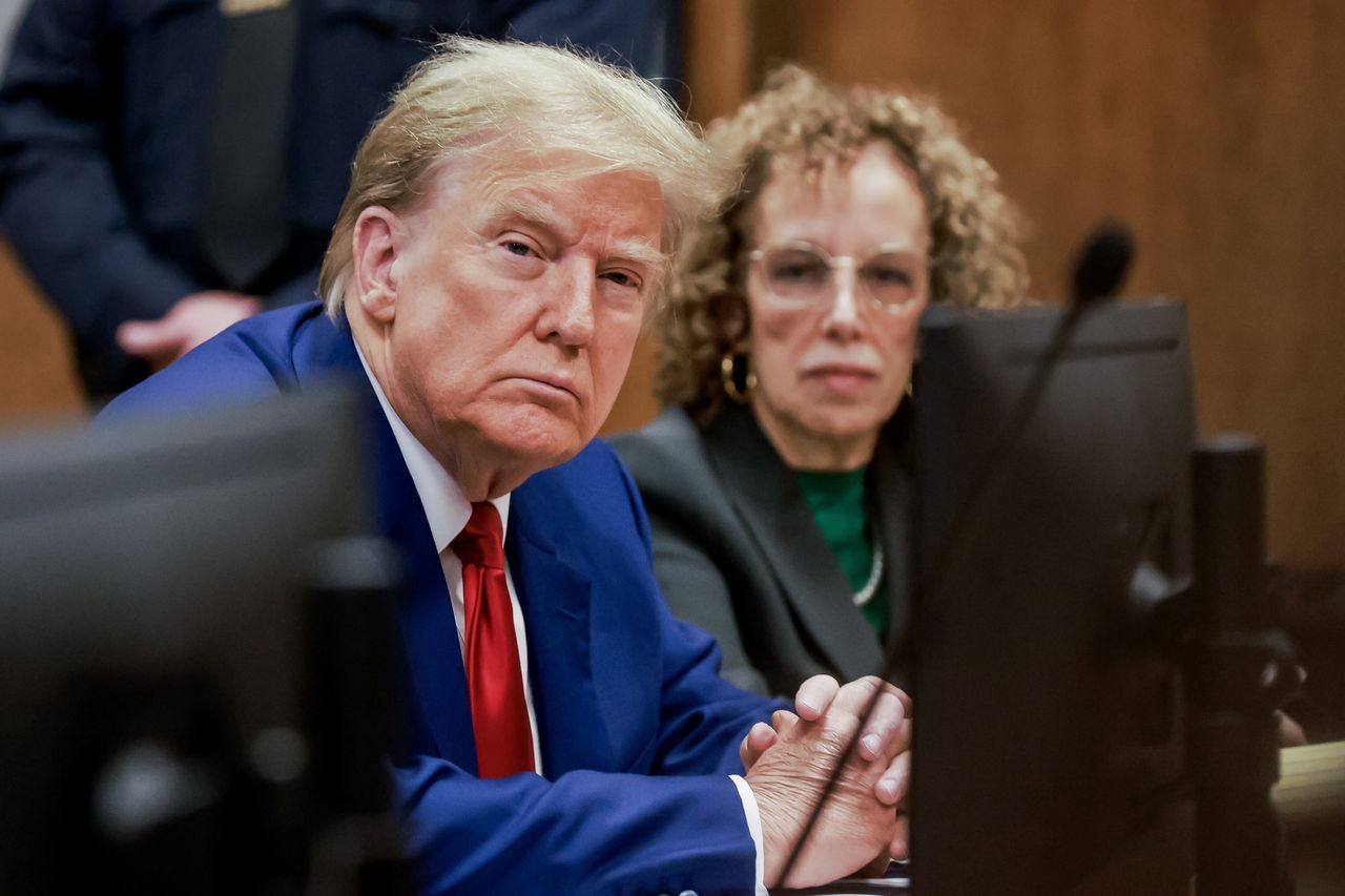 Former U.S. President Donald Trump awaits the start of a hearing at New York Criminal Court in New York, New York, USA, 25 March 2024. Trump is facing 34 felony counts of falsifying business records related to payments made to adult film star Stormy Daniels during his 2016 presidential campaign. EPA/JUSTIN LANE / POOL Dostawca: PAP/EPA.