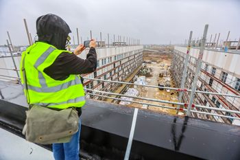 Wrocław: To największy taki szpital onkologiczny w Polsce. Aż dziesięć hektarów powierzchni