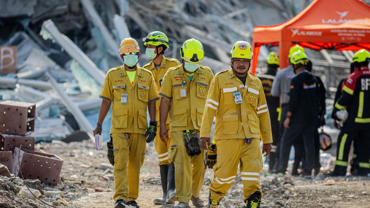 BANGKOK, THAILAND - MARCH 28: Thai rescue workers arrive on scene at a construction building collapse in the Chatuchak area following an earthquake on March 28, 2025 in Bangkok, Thailand. A powerful 7.7 magnitude earthquake struck Myanmar on March 28, 2025, causing strong tremors that were felt in Bangkok, where buildings swayed and hundreds of people evacuated onto the streets. (Photo by Lauren DeCicca/Getty Images)