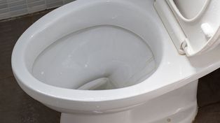 Wsyp łyżeczkę do WC przed wyjazdem. Po powrocie sobie podziękujesz