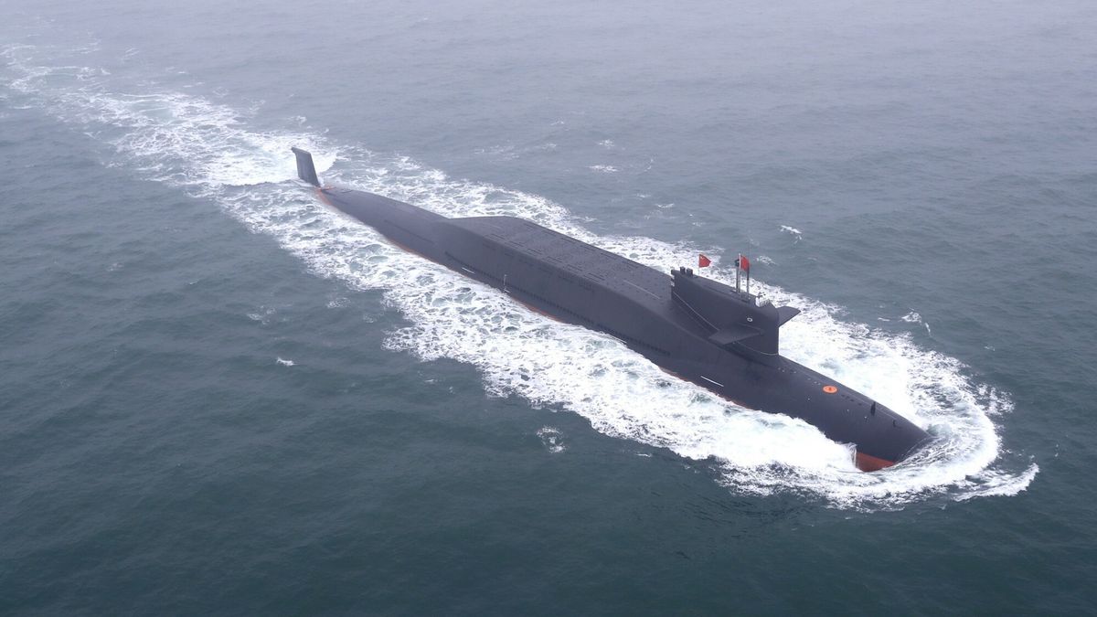 Okr?ty chi?skiej marynarki wojennej
(190423) -- QINGDAO, April 23, 2019 (Xinhua) -- Aerial photo taken on April 23, 2019 shows a new type of nuclear submarine of the Chinese People's Liberation Army (PLA) Navy on the sea off Qingdao, east China's Shandong Province. A naval parade was staged here to mark the 70th founding anniversary of the PLA Navy on Tuesday. (Xinhua/Ju Zhenhua)
Ju Zhenhua