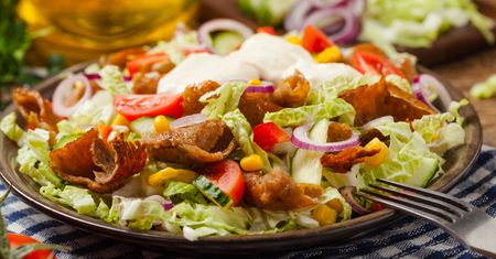 Jak zrobić sałatkę gyros? Prosty przepis krok po kroku