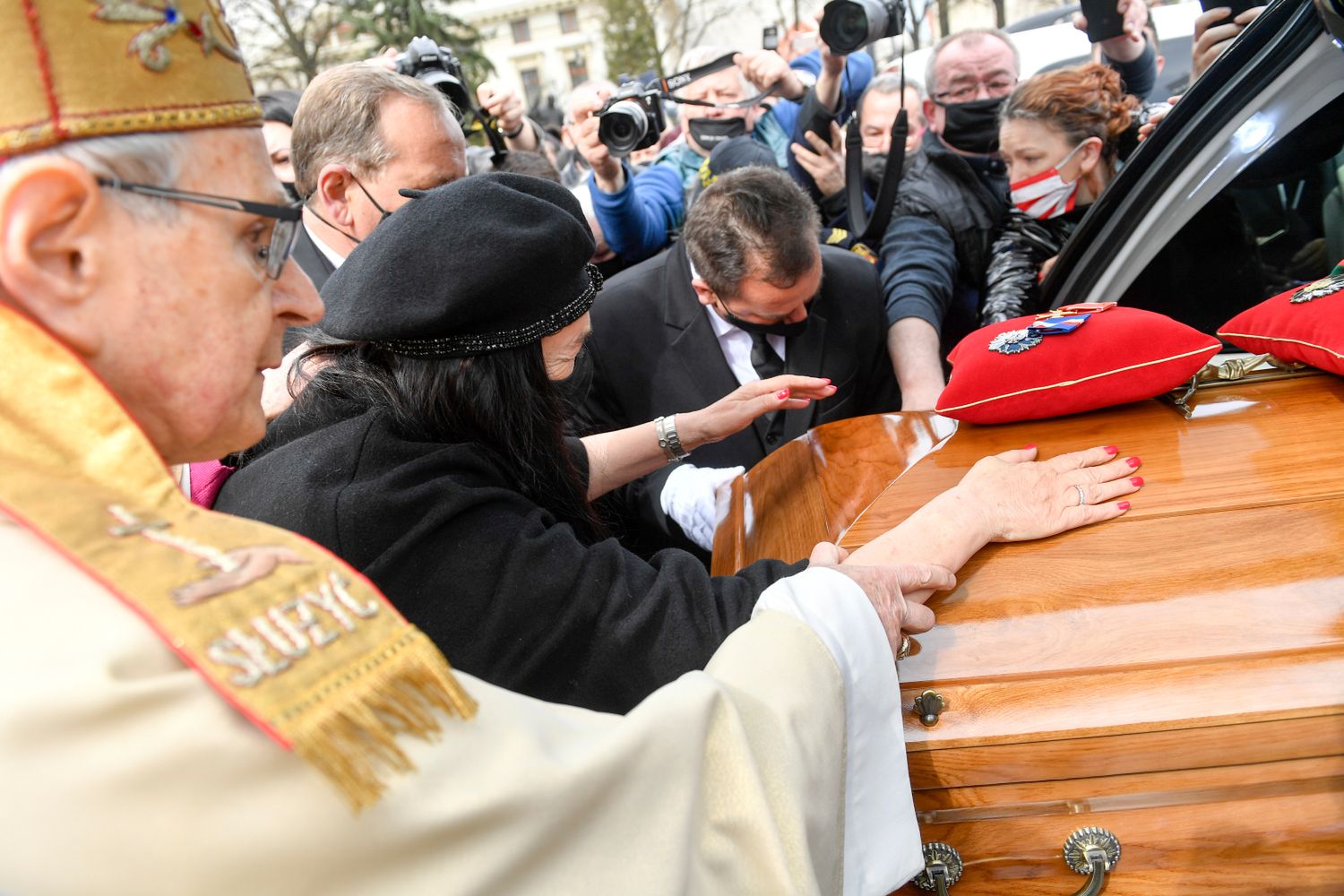 Ewa Krawczyk na pogrzebie męża