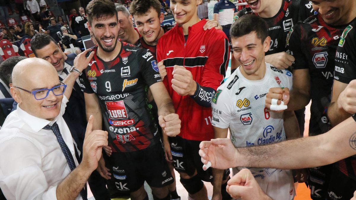 Materiały prasowe / legavolley.it / Na zdjęciu: siatkarze Cucine Lube Civitanova wraz z trenerem