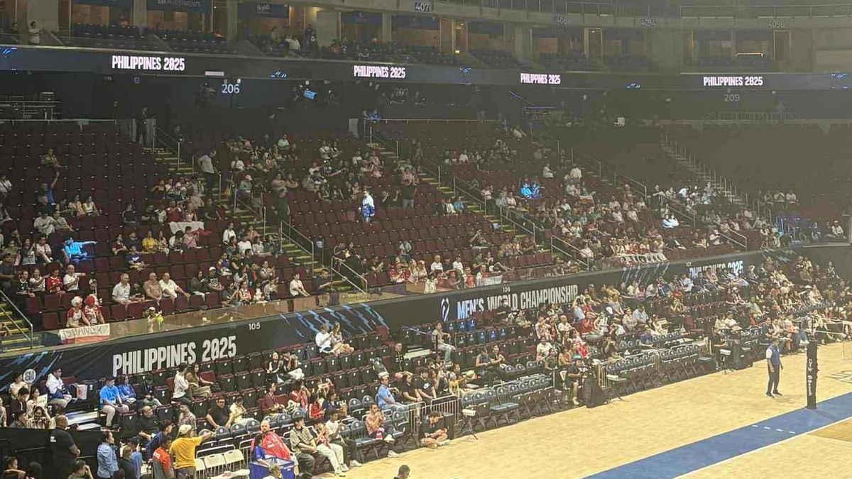 WP SportoweFakty / Arkadiusz Dudziak / Pustki na trybunach podczas meczu Polaków