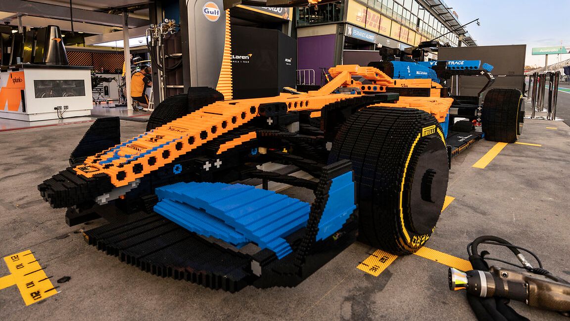 Zdjęcie okładkowe artykułu: Materiały prasowe / McLaren / Na zdjęciu: bolid McLarena z klocków Lego