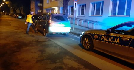 Łódź. Dwulatek zawiadomił mamę, że tata śpi za kierownicą. Mężczyzna kompletnie pijany