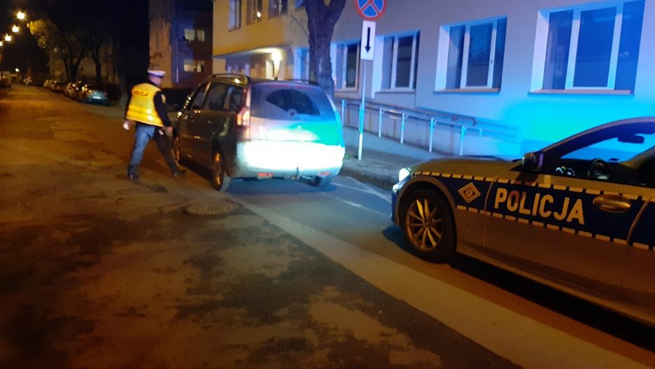 Łódź. Policja przekazała dzieci matce.