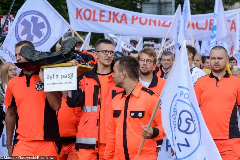 Protest prowadzą już ratownicy medyczni. To nietypowy "strajk". W określone dni każdego miesiąca nie biorą dodatkowych dyżurów. W takiej sytuacji brakuje obsad dla karetek