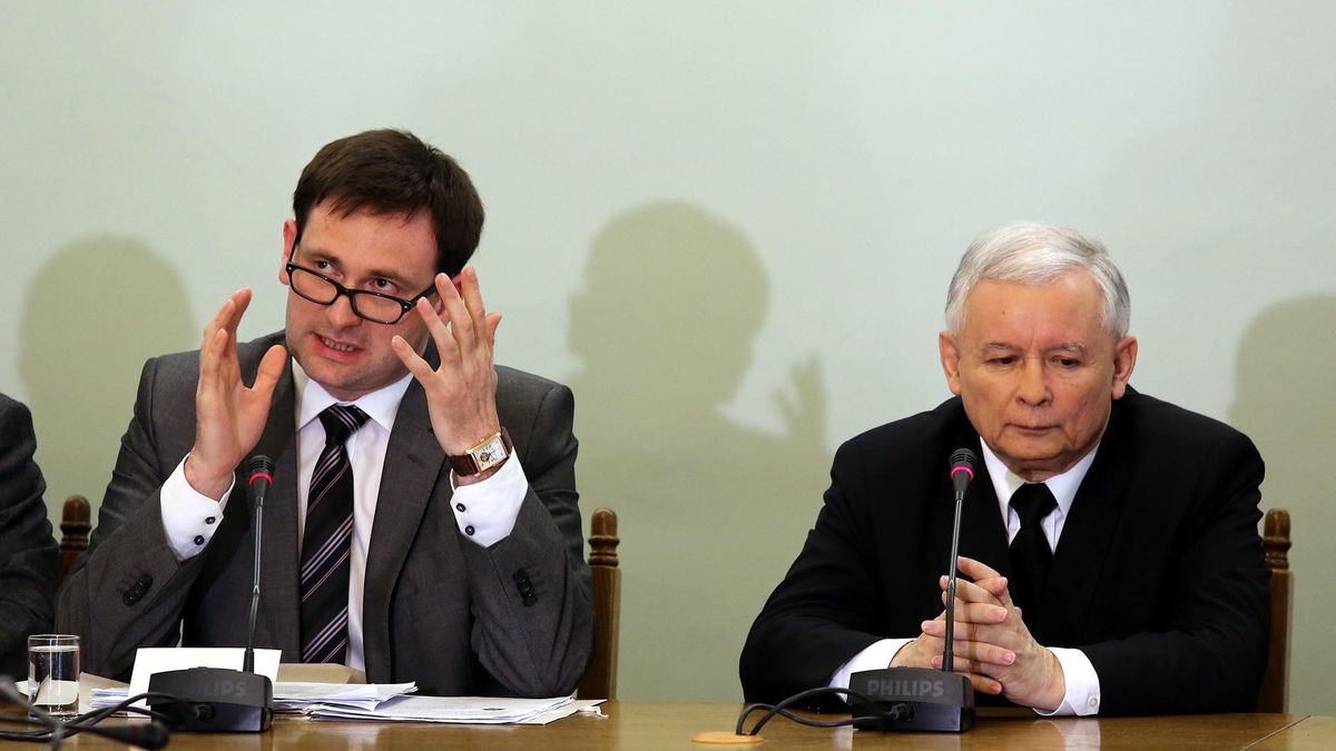 Daniel Obajtek i Jarosław Kaczyński. Zdjęcie zrobione w 2013 r.  podczas posiedzenia Zespołu Parlamentarnego ds. Obrony Demokratycznego Państwa Prawa w Sejmie