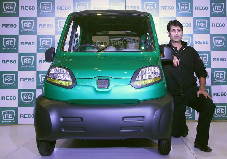 Rajiv Bajaj, dyrektor firmy obok modelu Bajaj RE60