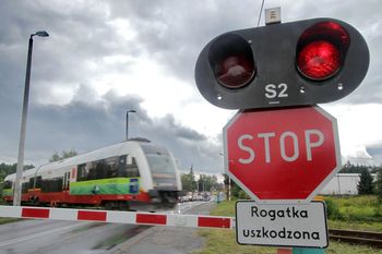 Radziszów: Zderzenie pociągu z pojazdem osobowym na przejeździe kolejowym pod Krakowem. Poszkodowany został kierowca samochodu