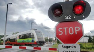 Radziszów: Zderzenie pociągu z pojazdem osobowym na przejeździe kolejowym pod Krakowem. Poszkodowany został kierowca samochodu