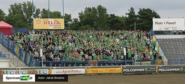 Czy obniżenie cen biletów gwarantowałoby komplet widzów w sektorach gości?