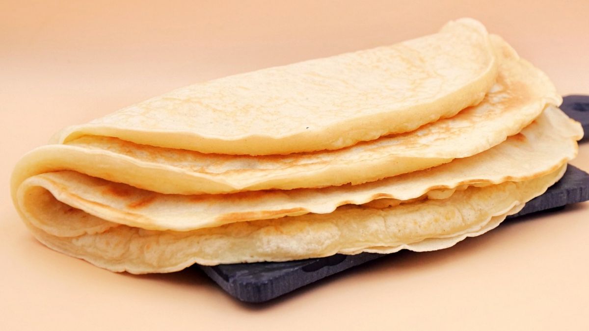 Wyłóż gotowe naleśniki na talerz.