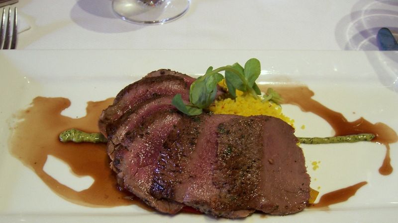 Pieczona polędwica z jagnięciny australijskiej bez kości (samo mięso)