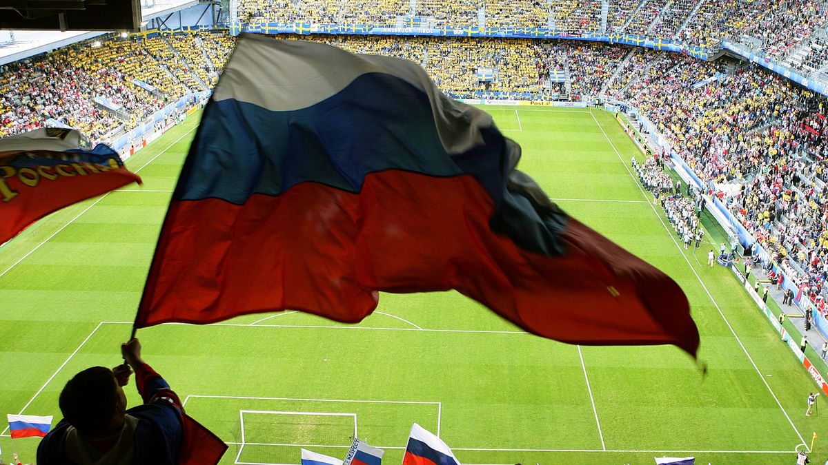 Zdjęcie okładkowe artykułu: Getty Images / EMPICS Sport - PA Images / Na zdjęciu: Flaga Rosji na meczu piłkarskim.