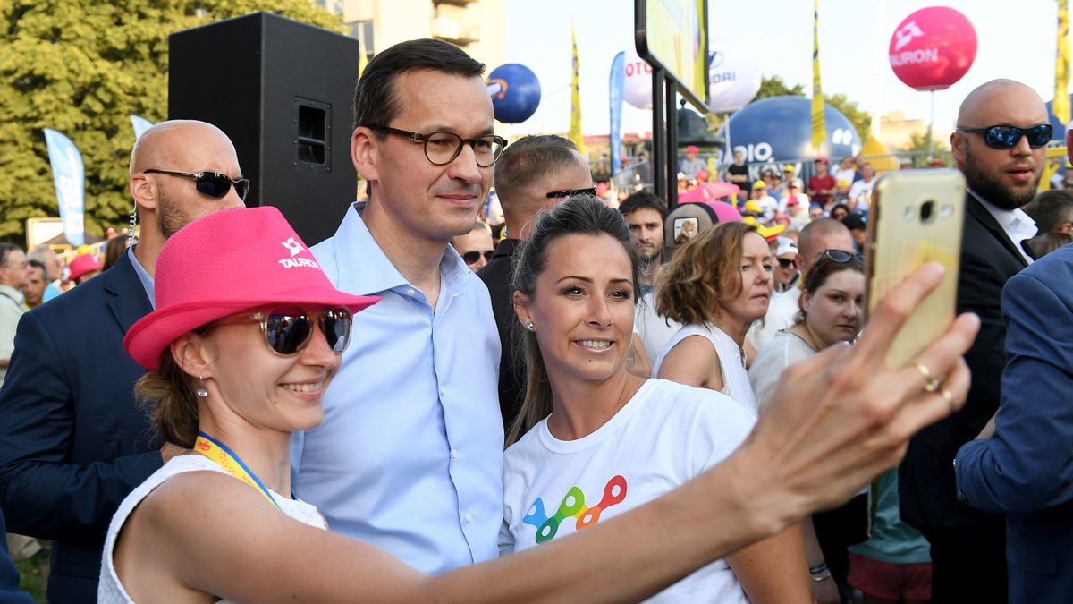 PAP / Jacek Bednarczyk / Na środkowym planie zdjęcia Premier RP Mateusz Morawiecki na mecie 1. etapu Tour de Pologne 2018