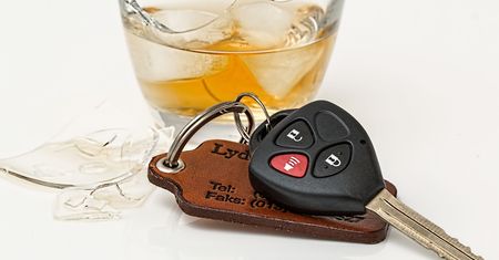 Pijany wchodził do sklepów po alkohol. Przerażające ustalenia tajemniczego klienta