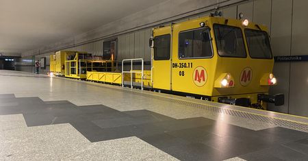 Warszawa. Ogromny odkurzacz czyści metro w nocy