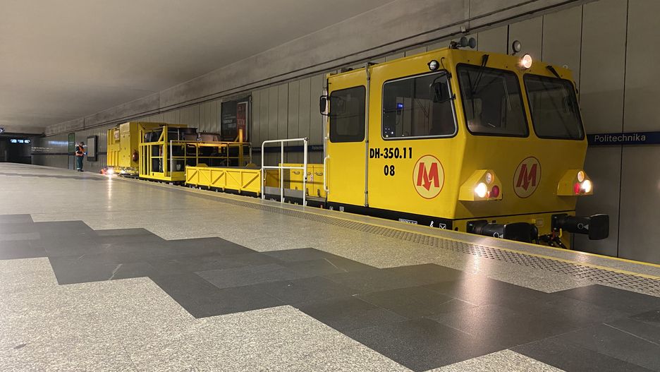 Warszawa. Odkurzacz w metrze czyści tunele i stacje
