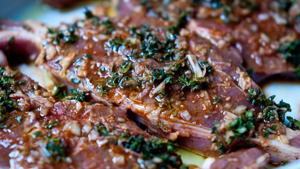 Surowe kotlety z polędwicy z jagnięciny australisjkiej (mięso i tłuszcz)