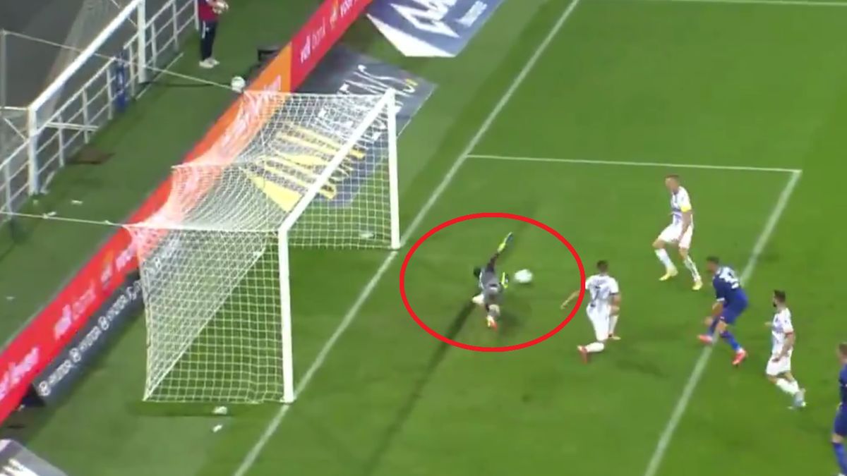 Twitter / twitter.com/sport_tvppl / Bramkarz Rakowa Częstochowa w akcji