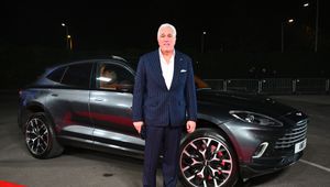 Miliarder tnie etaty o 20 proc. Winne cła Trumpa