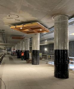 Warszawa. Kolorowe panele na nowych stacjach metra
