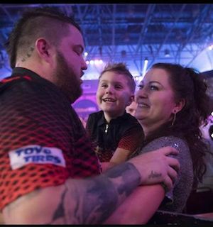 Syn Michael junior bardzo lubi dart, dużo ćwiczy i niewykluczone, że podąży tropem taty.