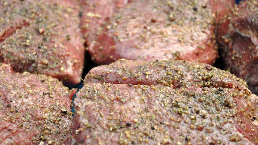 Surowe kotlety z polędwicy z jagnięciny australisjkiej (samo mięso)