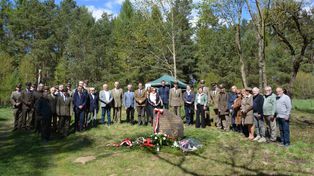 Na Papierni odsłonięto kamień ku pamięci Eugeniusza Klisza – leśnika zamordowanego przez NKWD