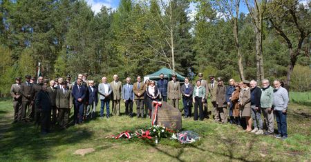 Na Papierni odsłonięto kamień ku pamięci Eugeniusza Klisza – leśnika zamordowanego przez NKWD