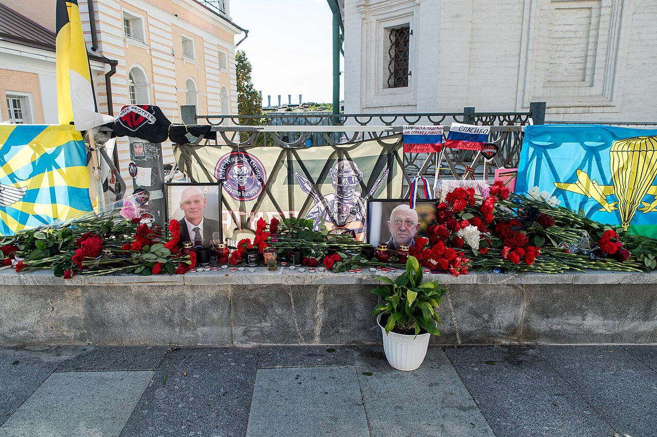 Moskwa, 23 sierpnia. Kwiaty przy zdjęciach Utkina i Prigożyna. Napis na fladze: „Z wami odeszła nadzieja na sprawiedliwość. Cierpimy i płaczemy”