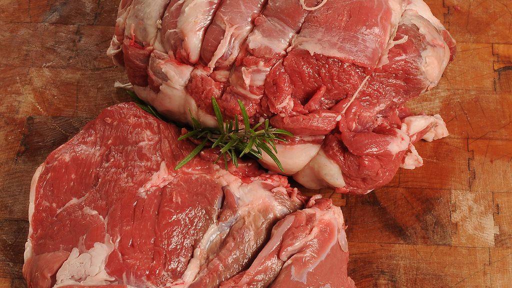 Surowy udziec z jagnięciny australijskiej z kością (mięso i tłuszcz)