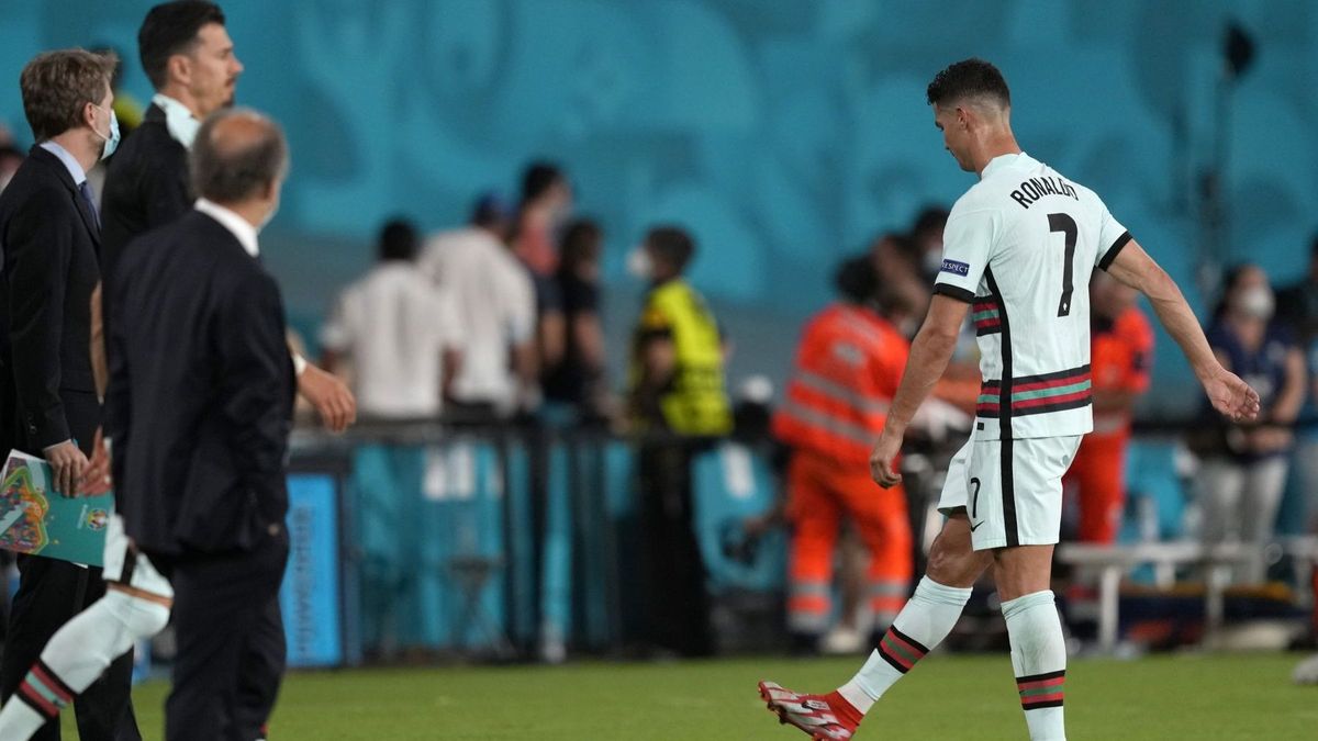 PAP/EPA / HUGO DELGADO / Na zdjęciu: Cristiano Ronaldo kopie kapitańską opaskę po meczu z Belgią